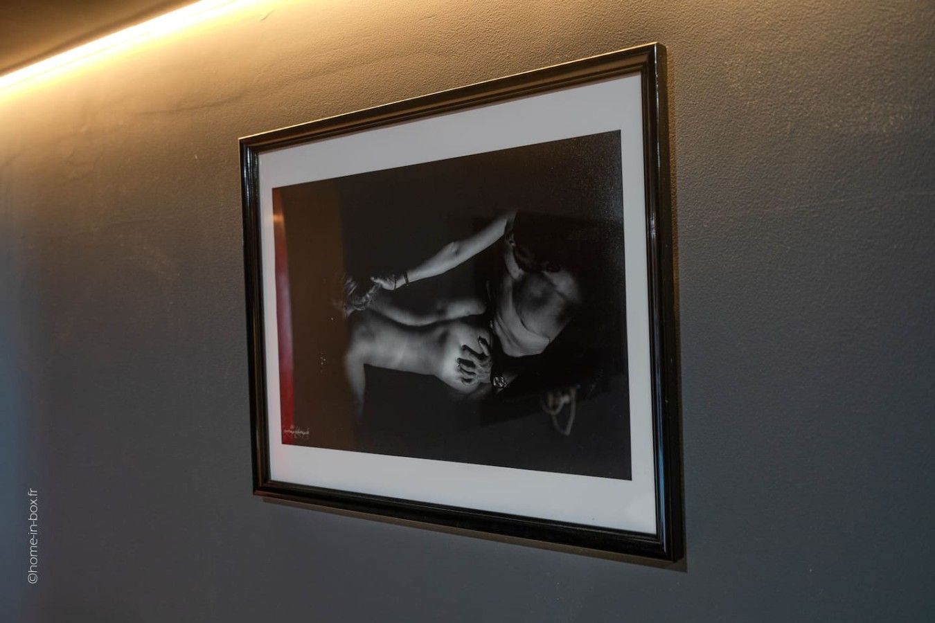 Ein gerahmtes Schwarz-Weiß-Foto an einer Wand.