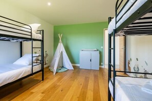 A room with bunk beds, a small tent, and a cabinet. - L'Évasion – House with pool and hot tub, sleeps 14 (Lescherolles)