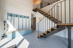 A staircase with wooden steps and metal railings, leading to an upper floor. - L'Évasion – House with pool and hot tub, sleeps 14 (Lescherolles)