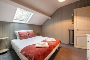 A bedroom with a bed, a window, a radiator, and a door. - Villa Les Roches - Comfort - Relaxation - Pool (La Ferté-Gaucher)