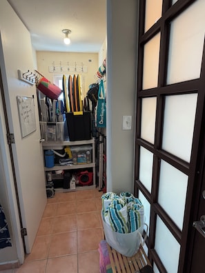 A hallway with a door, a storage unit, and a laundry basket. - 3 Bedroom beachfront penthouse loiza Puerto Rico (Loíza)