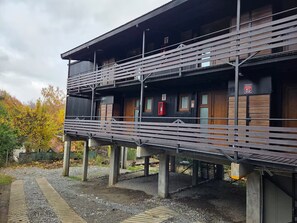 A two-story building with a balcony, a fire extinguisher, and a number sign indicating room 2. - #7 Modern Loft with Fast WiFi, Great for Remote Work. 300 m from the Lake (San Carlos de Bariloche)