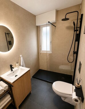 Ein modernes Badezimmer mit Dusche, Toilette und Waschbecken.