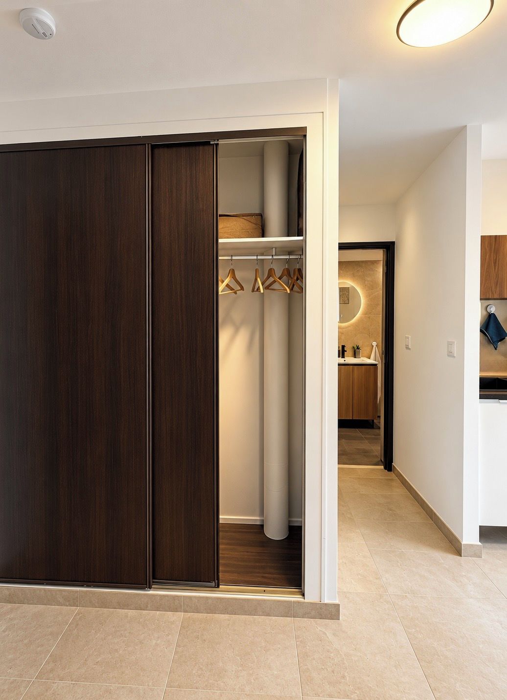 Un intérieur moderne avec une armoire en bois, un placard suspendu et un coin cuisine.