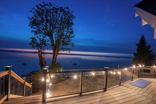 Waterfront 5BR + King Bed Loft, 4 Full Baths, Sunset Views, Soaking Tubs & AC