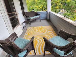 A porch with wicker furniture and a patterned rug. - Simple & Cozy Cleveland Getaway (Cleveland)