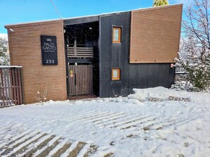 A modern building with a sign indicating 'PALACE SANTOS APARTMENTS 233'. - #3 Monoambiente, buena vista, excelente wifi (San Carlos de Bariloche)