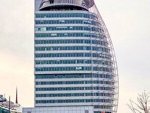Ein mehrstöckiges Gebäude mit einer gewölbten Fassade und zahlreichen Fenstern.