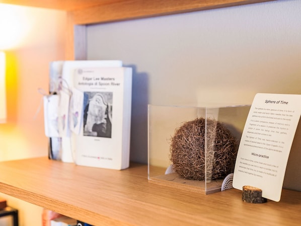 Een displaycase met daarin een bolvormig object met het label 'Sphere of Time' en een boek getiteld 'Elgar Lee Masher's Autobiography of the Spoon River'.