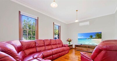 84 On White - 4 bedroom with private pool & entertainer's deck