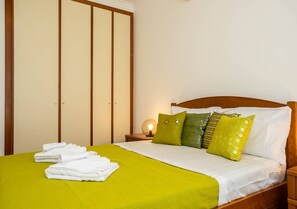 A hotel room with a bed, a nightstand, and a wardrobe. - Casa das Chaminés – In Conceicao de Tavira (Tavira)