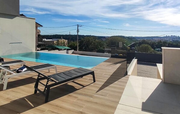A rooftop swimming pool with lounge chairs and a view of the surrounding landscape. - Amazing home in Pula with private swimming pool, can be inside or outside (Pula)