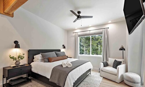 Stunning Townhome in Girdwood w/ Game Room & Sauna