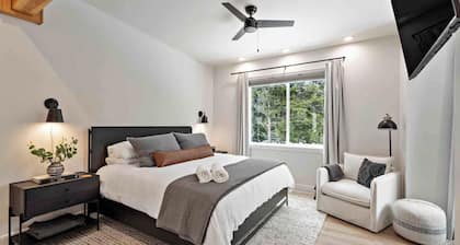 Stunning Townhome in Girdwood w/ Game Room & Sauna