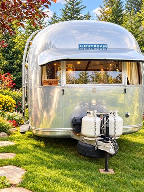 Trailer AIRSTREAM antigo com cozinha, beliche e banheiro.