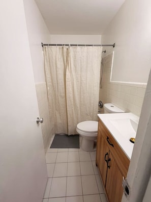Ein kleines Badezimmer mit Toilette, Waschbecken und einer Duschkabine.