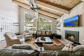 A spacious living room with a fireplace, leather sofas, and a large TV. - 3829S Heavenly View Across from Heavenly Cal Base Lodge (South Lake Tahoe)