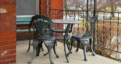 The Lamp Post Manor, 5BR Historic Gem in Danville