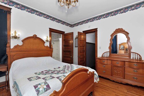The Lamp Post Manor, 5BR Historic Gem in Danville