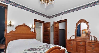 The Lamp Post Manor, 5BR Historic Gem in Danville