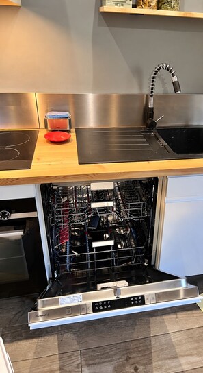 A kitchen with a built-in dishwasher, a stainless steel sink, and a wooden countertop. - Welcome to Skimoon! Our family chalet with panoramic view of Haut Verdon valley (Villars-Colmars)