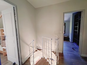 A room with a staircase, a door, and a hallway leading to a closet. - Welcome to Skimoon! Our family chalet with panoramic view of Haut Verdon valley (Villars-Colmars)