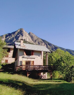 A two-story mountain house with a wooden deck and a mountain backdrop. - Welcome to Skimoon! Our family chalet with panoramic view of Haut Verdon valley (Villars-Colmars)