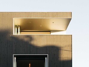 A modern building with a flat roof and a large window at the bottom. - Venice Beach House (Los Angeles)
