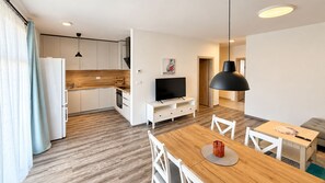 A modern apartment with a kitchen, dining area, and living space. - Komfortný 3 izbový byt pri centre s parkovaním (Liptovský Mikuláš)