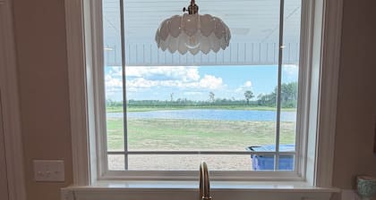 Cozy 2-bedroom Lindsey Lake Guesthouse, with private 5-acre lake!