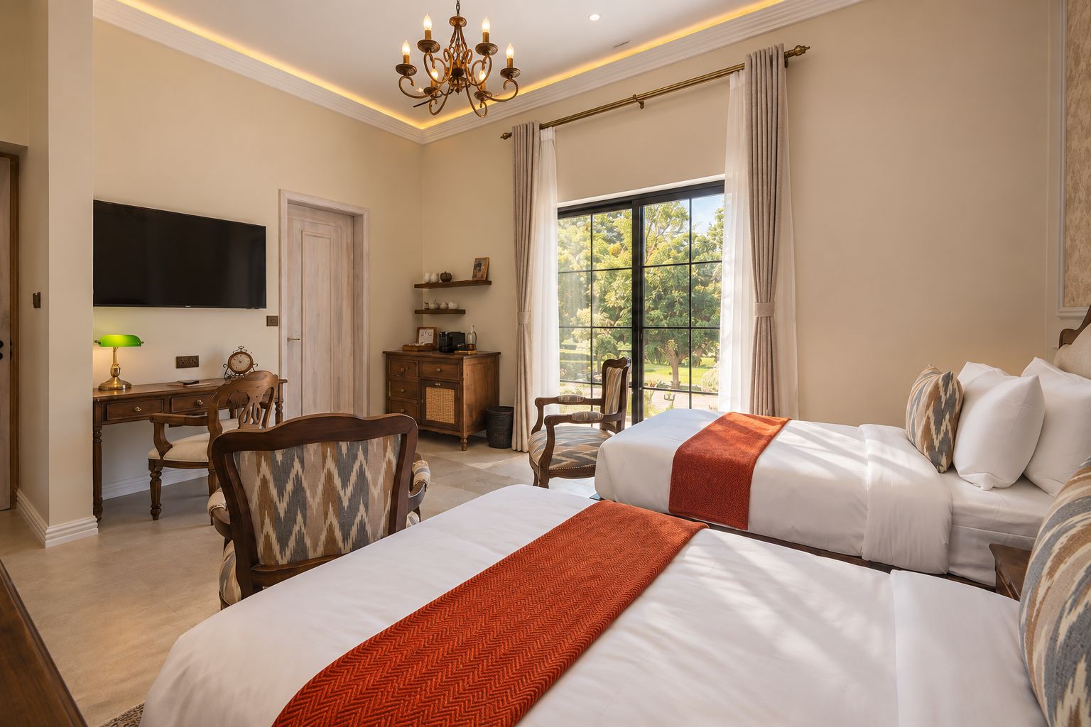 Habitación de hotel con dos camas, un escritorio, un televisor y vistas al exterior.