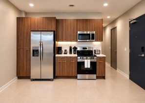 A modern kitchen with a refrigerator, microwave, stove, and oven. - Skyline Escape | 3BR + King Bed (Birmingham)