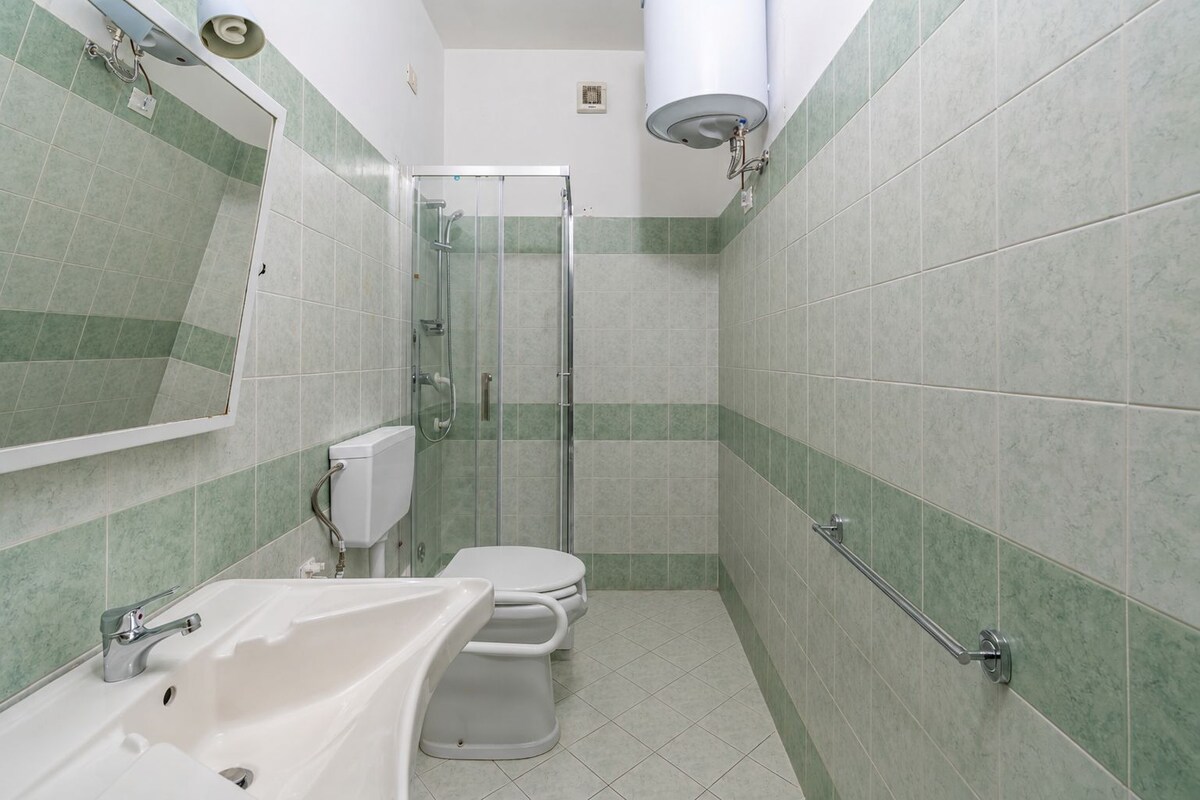 Habitación cuádruple clásica, balcón, vistas al mar | Baño | Ducha, secador de pelo, toallas y papel higiénico