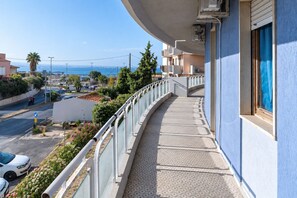 Unclassified image, 2 of 60, button - SOCIAL HUB Siracusa (Siracusa)