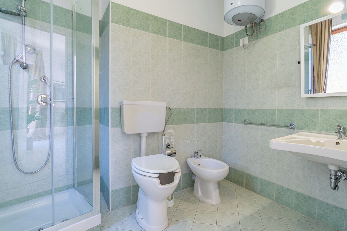 Classic Room, Balcony, Sea View | Bathroom | Shower, hair dryer, towels, toilet paper