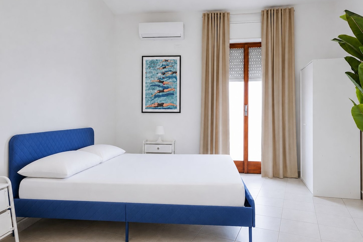 Classic Quadruple Room, Balcony, Sea View | Meja, ruang kerja komputer riba, Wi-fi percuma 