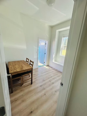 Dining - Surrey City Centre Ensuite near Skytrain (Surrey)
