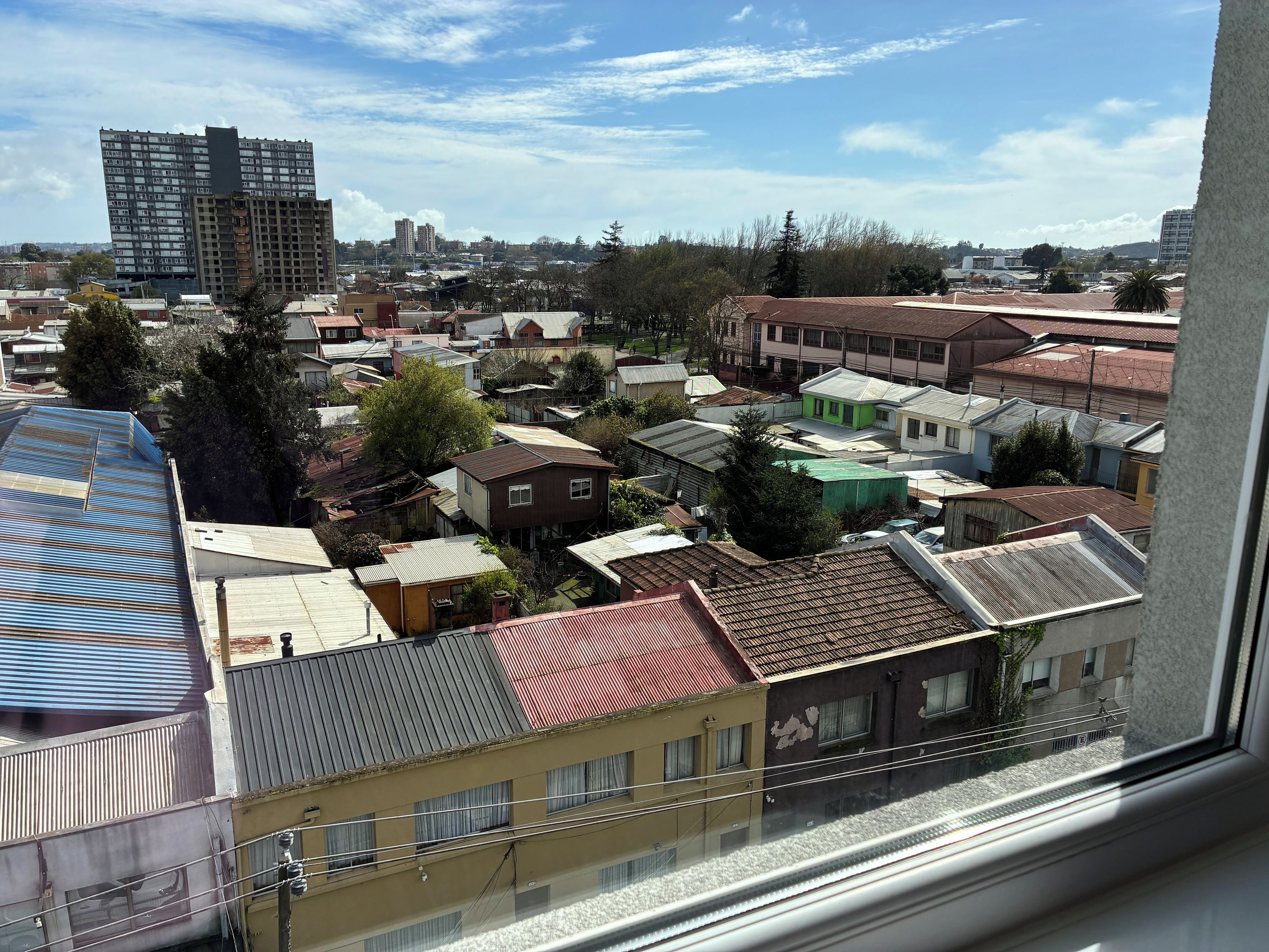 Un barrio residencial con varios edificios, incluyendo un complejo de apartamentos y casas unifamiliares.