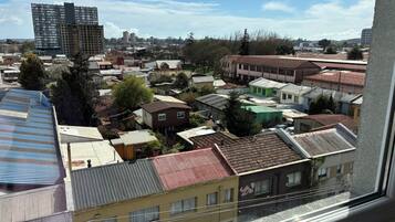 Un barrio residencial con varios edificios, incluyendo un complejo de apartamentos y casas unifamiliares.