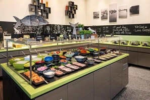 En buffetvogn med forskellige retter og en tavle med motiverende ord.
