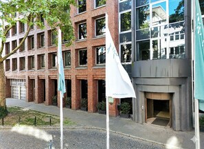 En moderne bygning med murstensfacade og store vinduer.