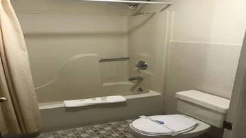 Ein kleines Badezimmer mit Badewanne, Toilette und Duschvorhang.