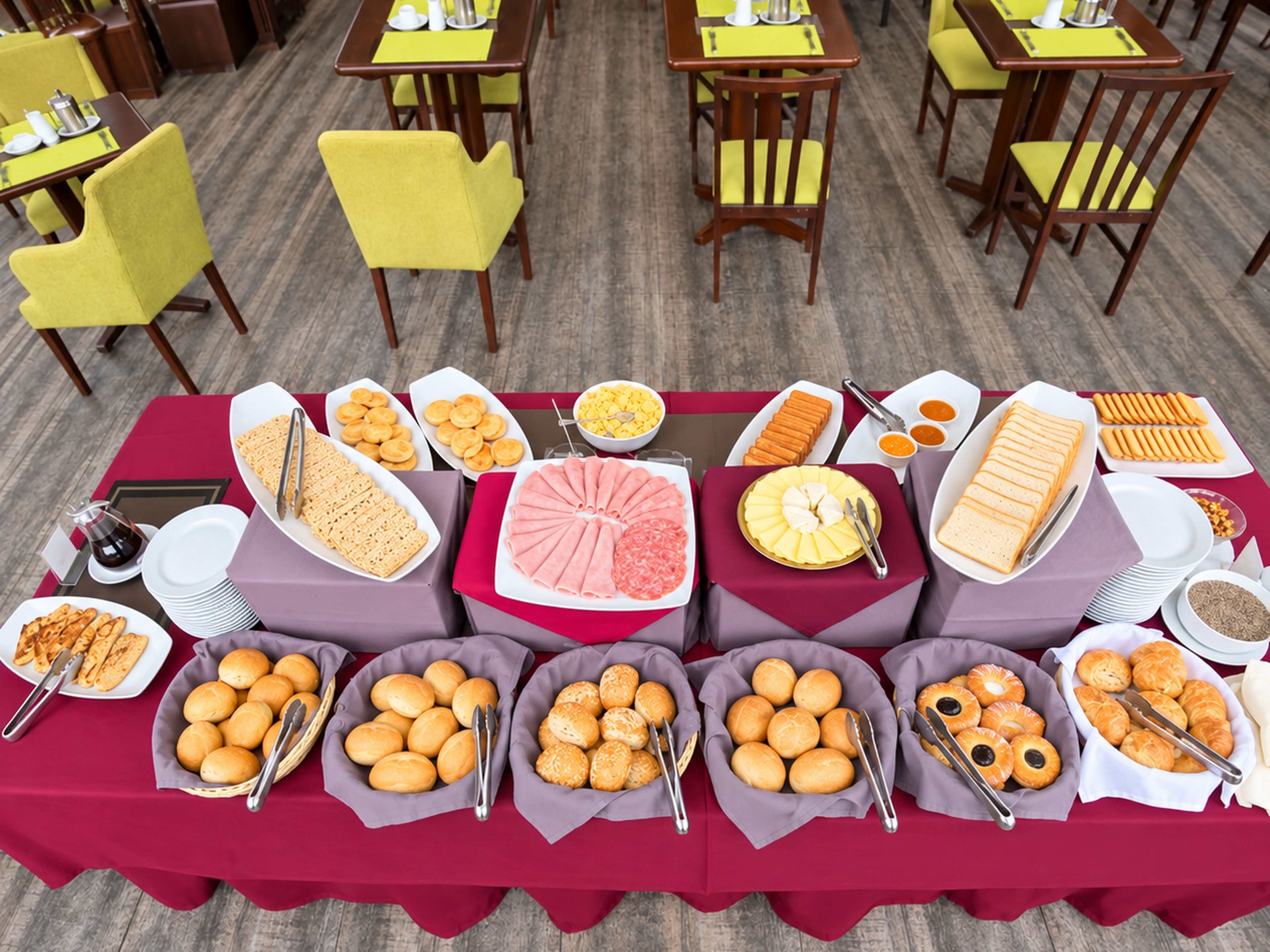 Montaje de bufé con diversos alimentos y utensilios.