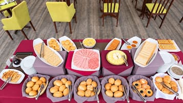 Montaje de bufé con diversos alimentos y utensilios.