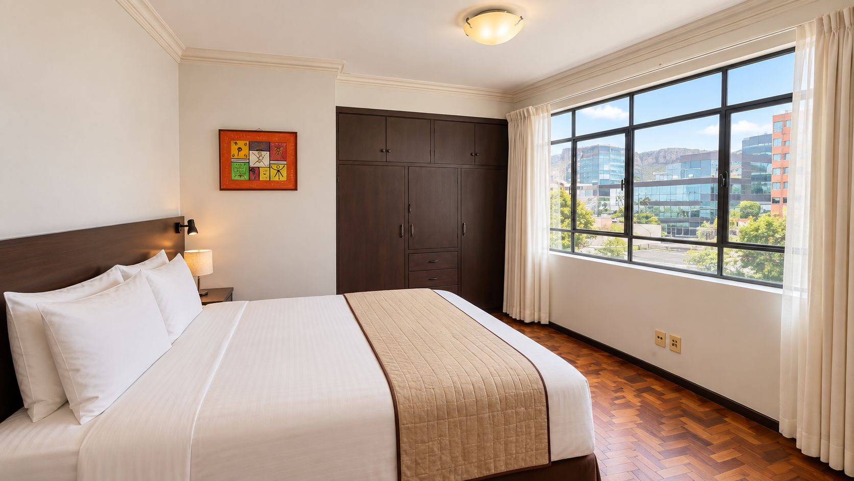 Une chambre d’hôtel avec un grand lit, une armoire, une fenêtre donnant sur la ville et une œuvre d’art accrochée au mur.