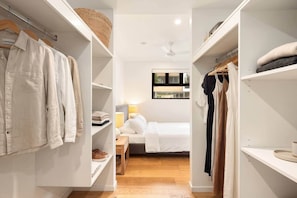 Una camera d'albergo con un letto, un comodino, un armadio e una finestra.