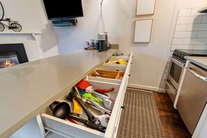 Eine Küche mit eingebautem Herd, einer Mikrowelle und einer Kaffeemaschine.
