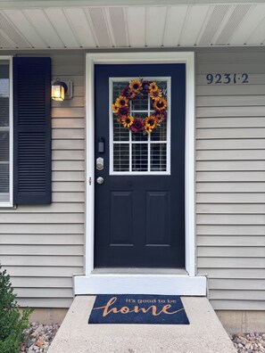 A dark-colored front door with a wreath, a mailbox, and a house number. - Betty's in Berrien Springs Near AU Newly Renovated (Berrien Springs)