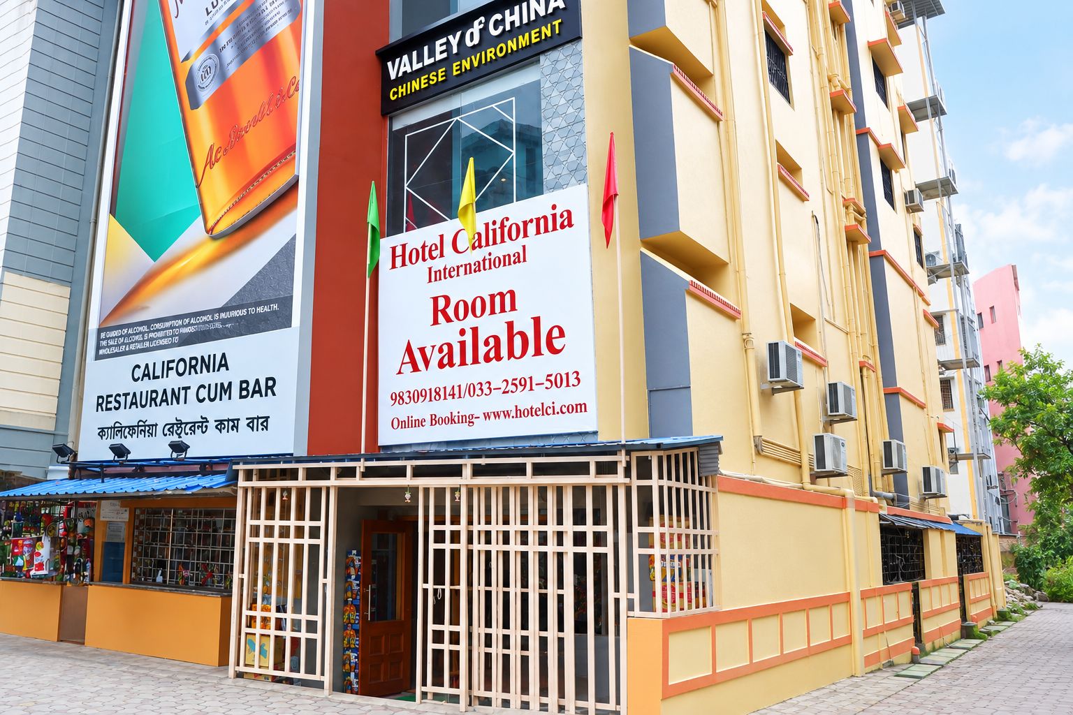 A hotel with a large advertisement for a restaurant and a sign indicating rooms are available.