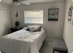 Room - Puttputt & pool 3-bedroom house 4 beds, foosball & arcade basketball (Cape Coral)